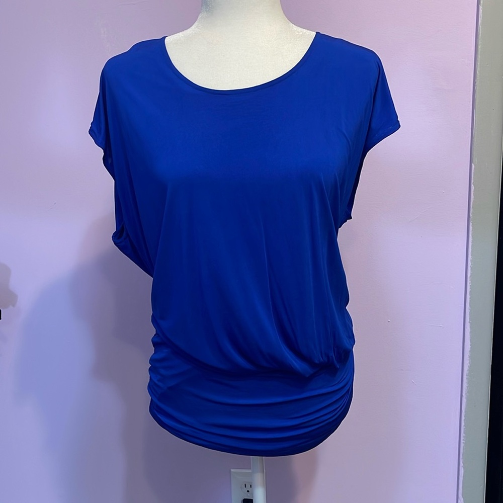 Short sleeve top, draping on the hips